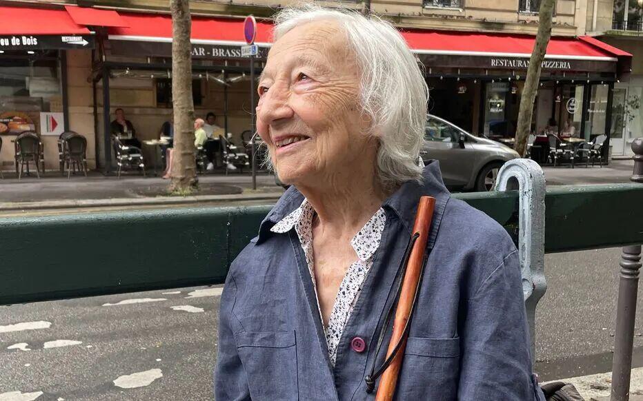 九游官方平台-巴黎街头一群足球流氓围着90岁老奶？看似惊险其实很暖！
